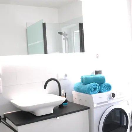 Grosses Offenes Loft Oder Kleine Gemuetliche Wohnung Mit Balkon Wolmirstedt Buitenkant foto