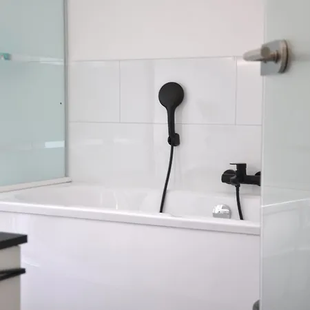 Grosses Offenes Loft Oder Kleine Gemuetliche Wohnung Mit Balkon Wolmirstedt Buitenkant foto