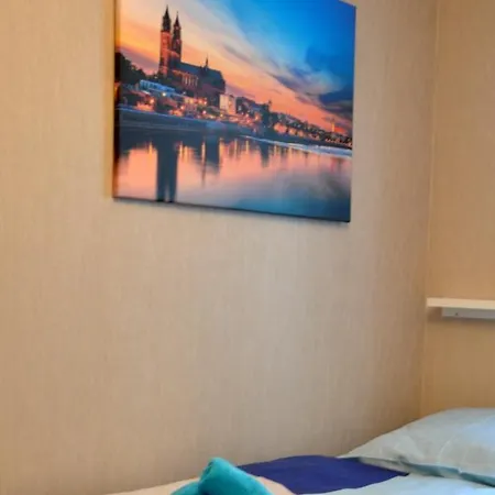 Grosses Offenes Loft Oder Kleine Gemuetliche Wohnung Mit Balkon Wolmirstedt Buitenkant foto
