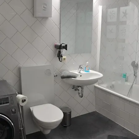 Grosses Offenes Loft Oder Kleine Gemuetliche Wohnung Mit Balkon Wolmirstedt Buitenkant foto